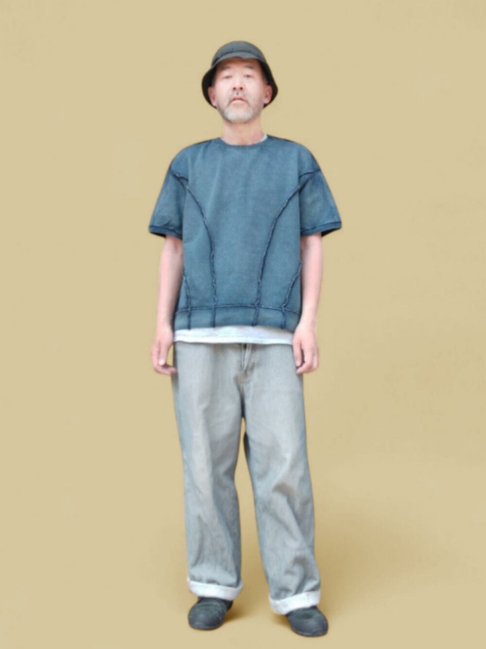 ブルー系のTシャツ/カットソー、グレー系のパンツ、ブラック系のスニーカーを着用したメンズの春コーディネートの4枚目の写真