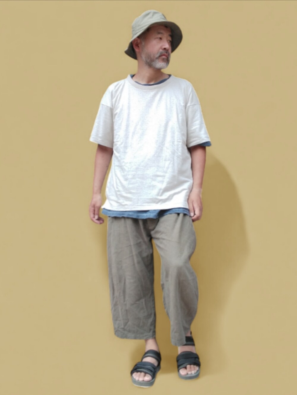 グリーン系のサンダル、グリーン系のその他パンツ、ホワイト系のTシャツ/カットソーを着用したメンズの夏コーディネートの3枚目の写真