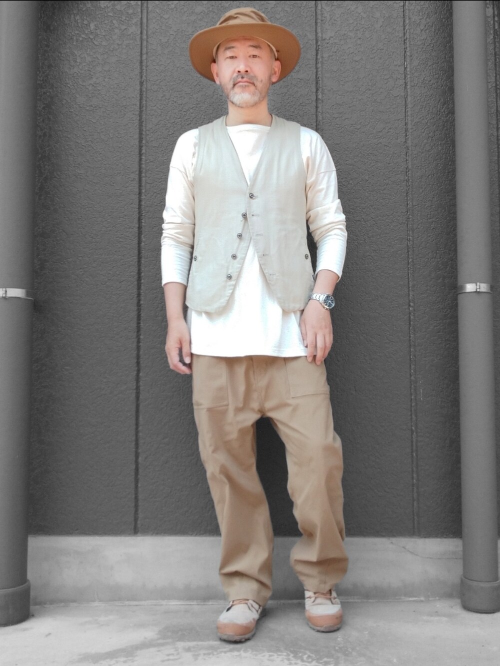 ベージュ系のパンツ、ベージュ系のスニーカー、ホワイト系のTシャツ/カットソーを着用したメンズの夏コーディネートの3枚目の写真