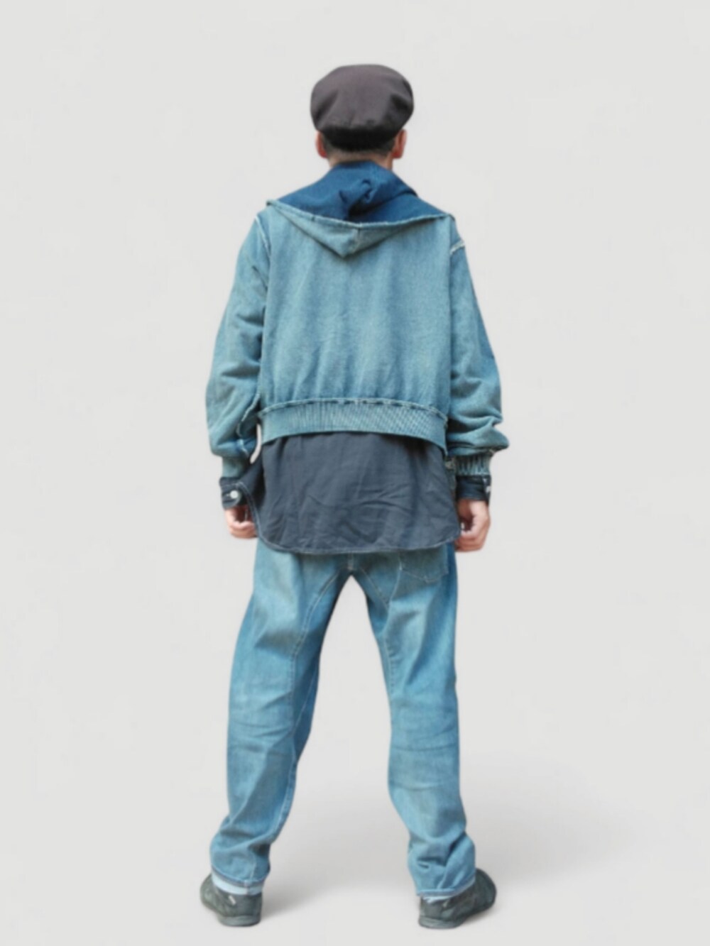 ブルー系のデニムパンツ、ブルー系のパーカー、ブラック系のスニーカーを着用したメンズの秋コーディネートの5枚目の写真