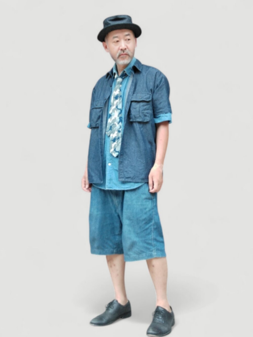 ブルー系のその他パンツ、ブルー系のシャツ/ブラウス、ブルー系のネクタイを着用したメンズの夏コーディネートの3枚目の写真