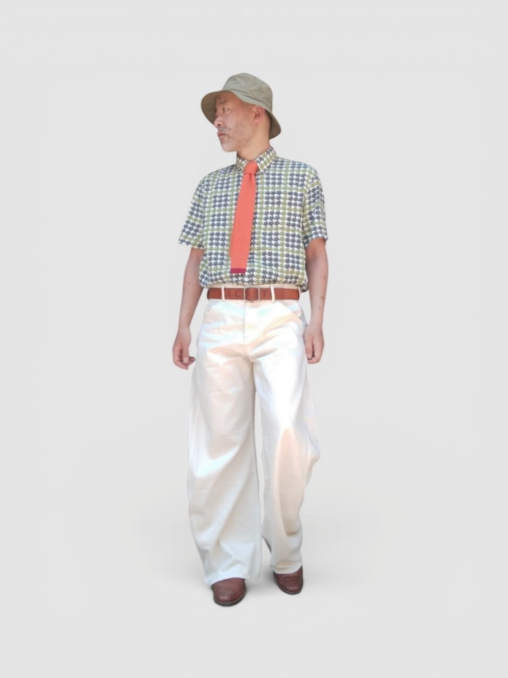 ホワイト系のパンツ、グリーン系のシャツ/ブラウス、グリーン系のハットを着用したメンズの夏コーディネートの4枚目の写真