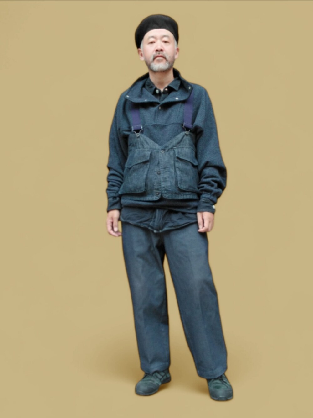 ブルー系のその他パンツ、ブラック系のスニーカー、ブルー系のベストを着用したメンズの秋コーディネートの4枚目の写真