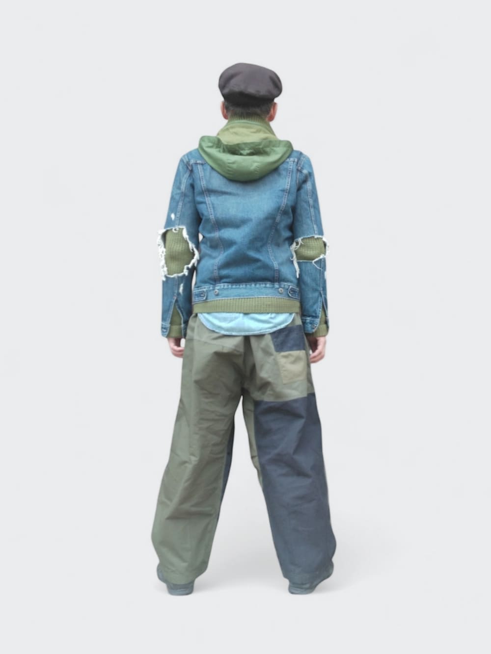 ブルー系のパンツ、ブルー系のデニムジャケット、ブラック系のハンチング/ベレー帽を着用したメンズの春コーディネートの5枚目の写真