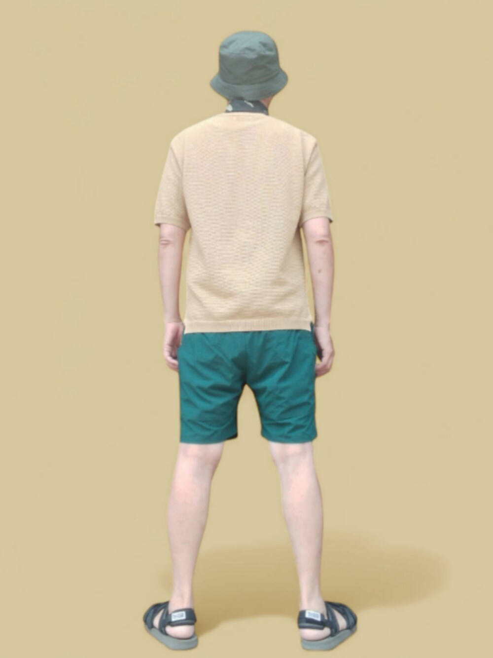 ブラック系のサンダル、イエロー系のTシャツ/カットソー、グリーン系のパンツを着用したメンズの夏コーディネートの5枚目の写真