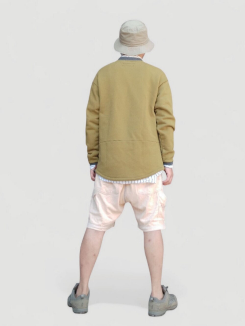 イエロー系のパンツ、グリーン系のスウェット、グリーン系のスニーカーを着用したメンズの夏コーディネートの5枚目の写真