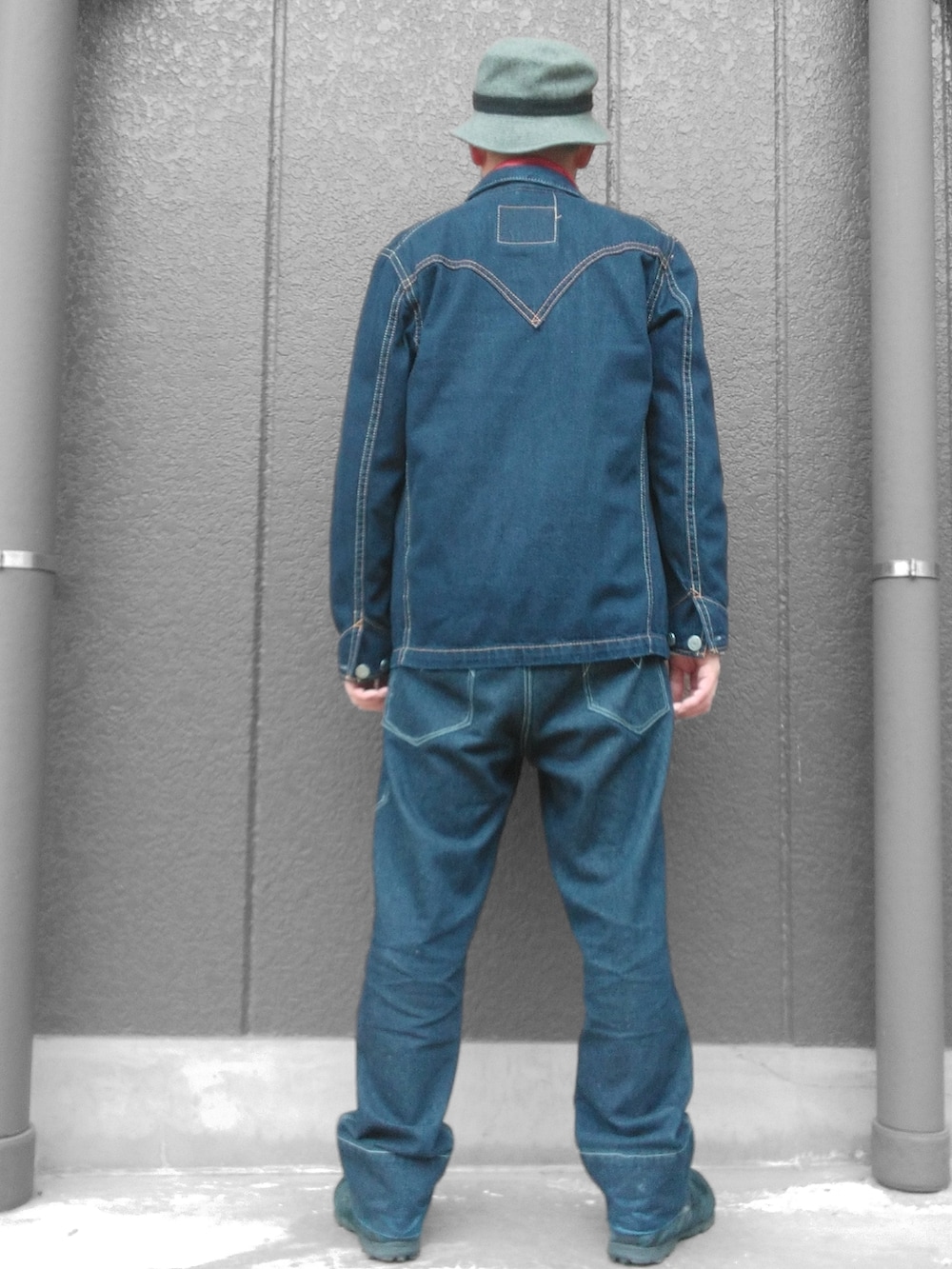 ブルー系のデニムパンツ、ブルー系のデニムジャケット、ホワイト系のシャツ/ブラウスを着用したメンズの冬コーディネートの5枚目の写真