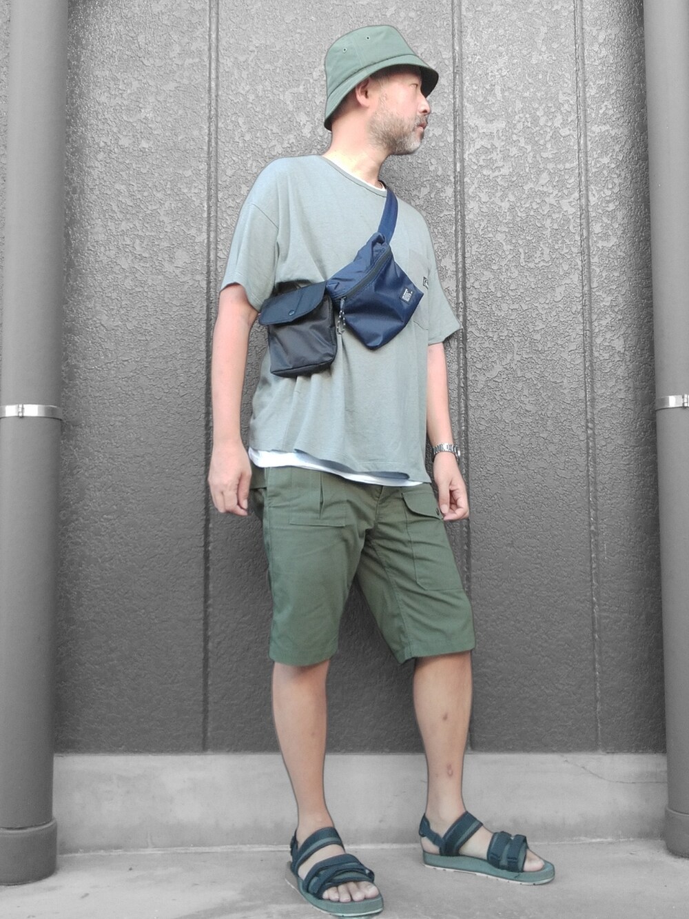 グリーン系のTシャツ/カットソー、ブルー系のボディバッグ/ウエストポーチ、グリーン系のその他パンツを着用したメンズの夏コーディネートの4枚目の写真