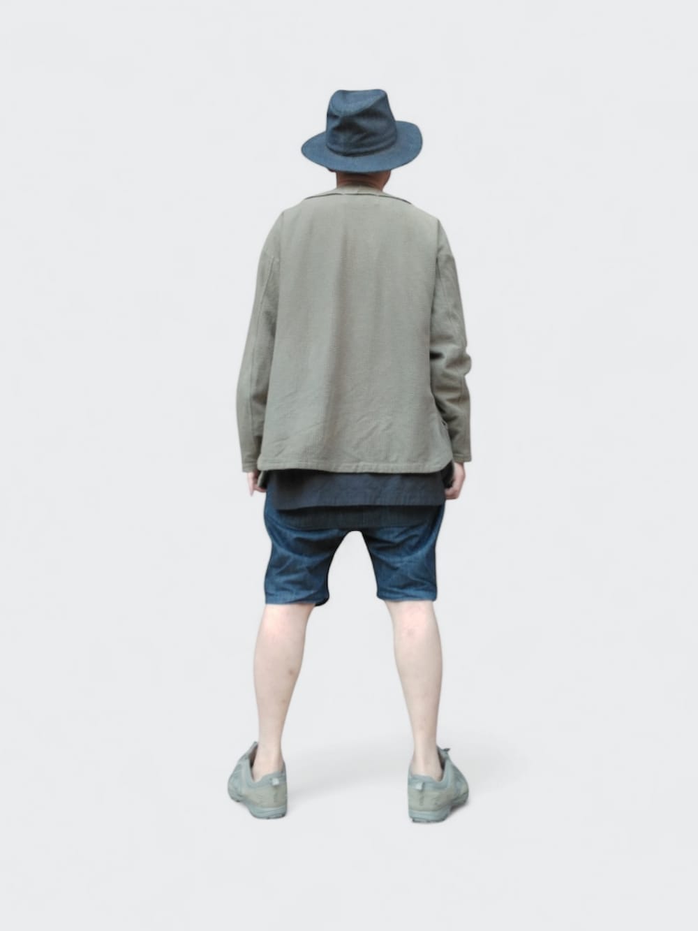 グリーン系のスニーカー、ブルー系のデニムパンツ、ブラック系のシャツ/ブラウスを着用したメンズの春コーディネートの5枚目の写真