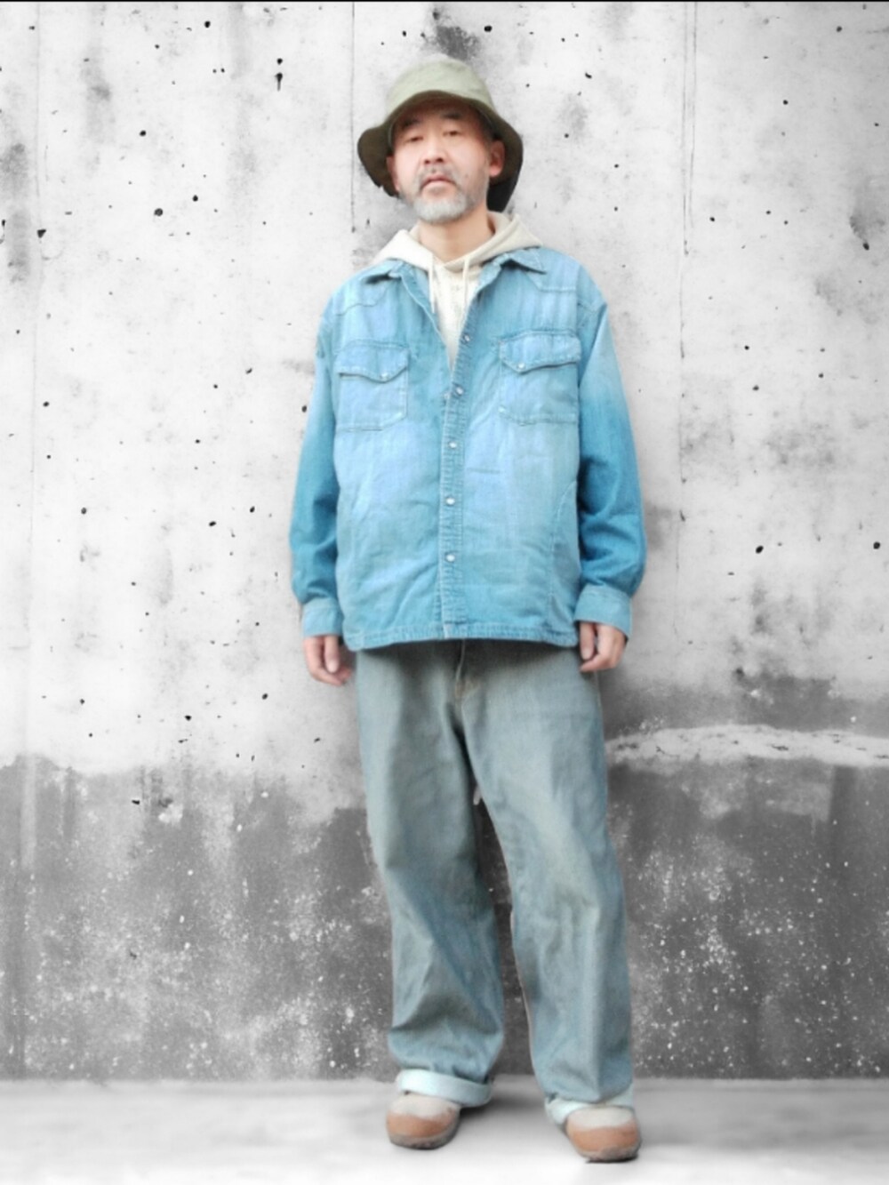 グレー系のデニムパンツ、ベージュ系のスニーカー、ブルー系のシャツ/ブラウスを着用したメンズの春コーディネートの3枚目の写真