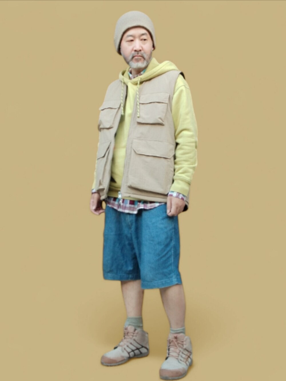 ブルー系のその他パンツ、グリーン系のパーカー、ベージュ系のその他アウターを着用したメンズの秋コーディネートの3枚目の写真