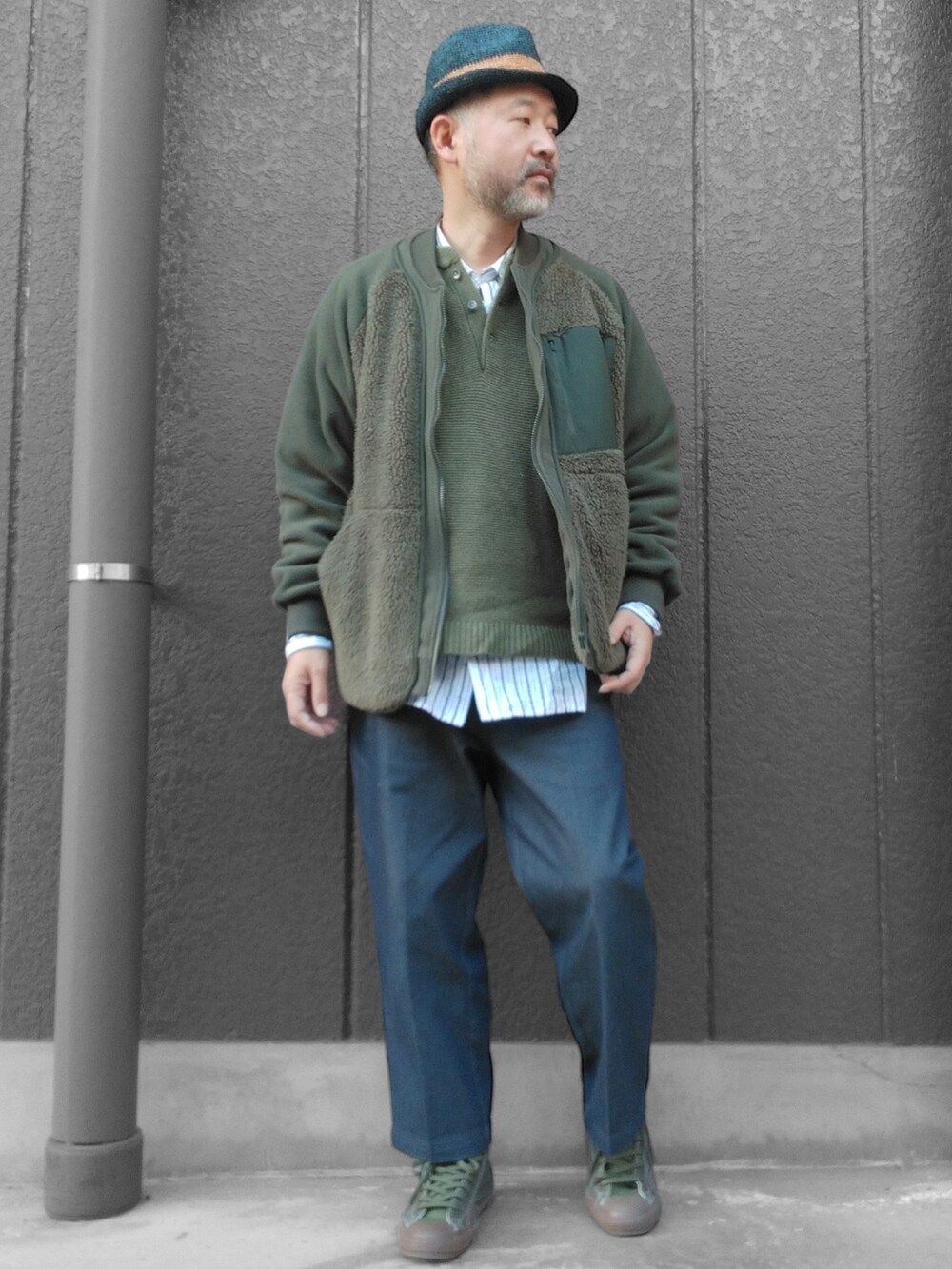 ブルー系のその他パンツ、グリーン系のスニーカー、グリーン系のトップスを着用したメンズの冬コーディネートの3枚目の写真