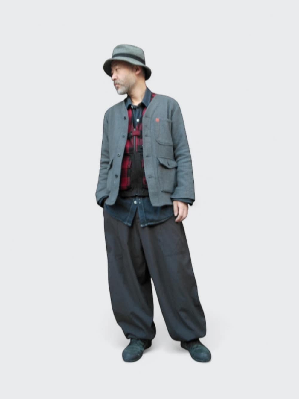 ブラック系のパンツ、ブラック系のスニーカー、グレー系のスウェットを着用したメンズの冬コーディネートの2枚目の写真