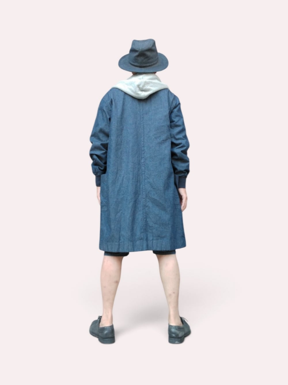 ブルー系のデニムパンツ、ブルー系のノーカラーコート、ブラック系のTシャツ/カットソーを着用したメンズの夏コーディネートの4枚目の写真