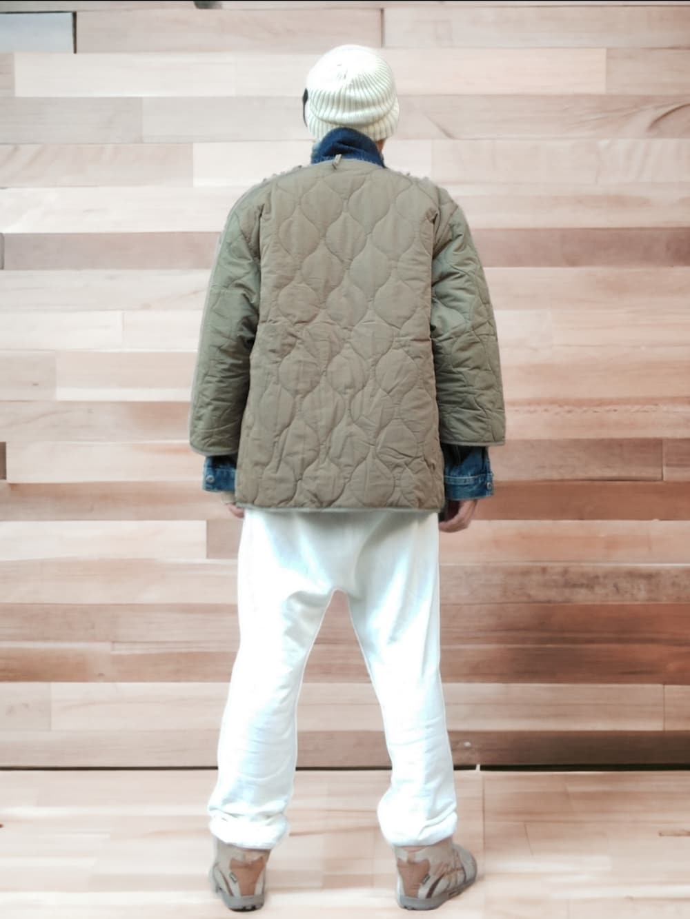 ブルー系のデニムジャケット、グリーン系のジャケット/アウター、ホワイト系のスウェットパンツを着用したメンズの秋コーディネートの5枚目の写真