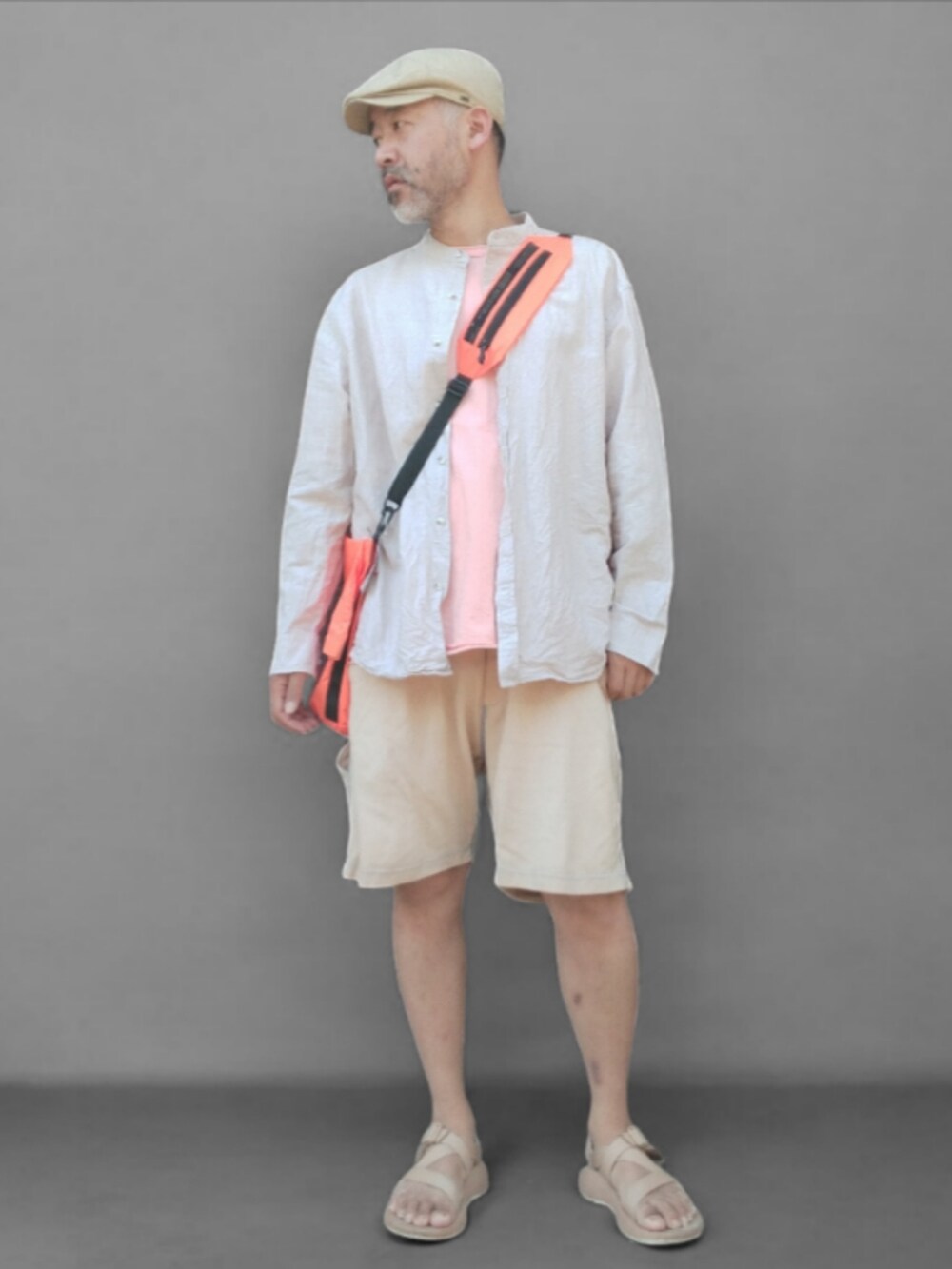 ベージュ系のサンダル、イエロー系のパンツ、オレンジ系のTシャツ/カットソーを着用したメンズの夏コーディネートの3枚目の写真