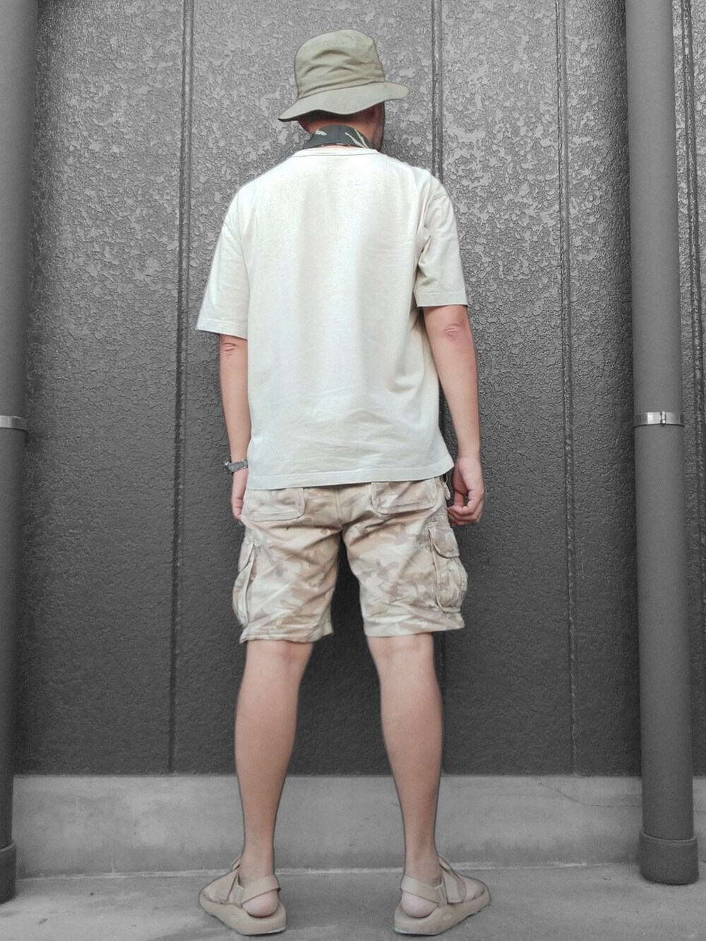 ベージュ系のTシャツ/カットソー、ベージュ系のカーゴパンツ、ベージュ系のサンダルを着用したメンズの夏コーディネートの5枚目の写真