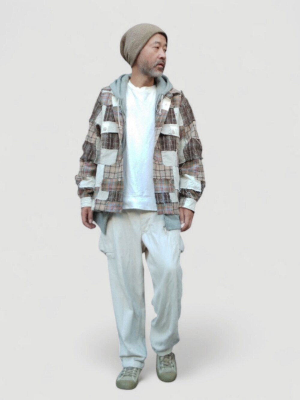 ホワイト系のカーゴパンツ、ホワイト系のスウェット、ベージュ系のシャツ/ブラウスを着用したメンズの秋コーディネートの2枚目の写真