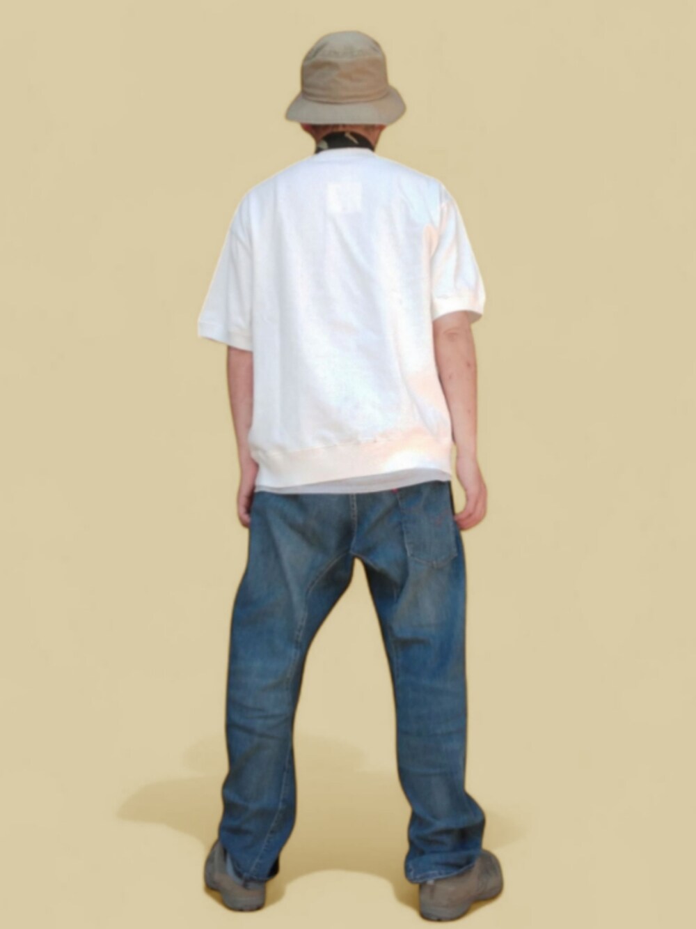 ブルー系のデニムパンツ、ホワイト系のTシャツ/カットソー、グリーン系のハットを着用したメンズの春コーディネートの5枚目の写真