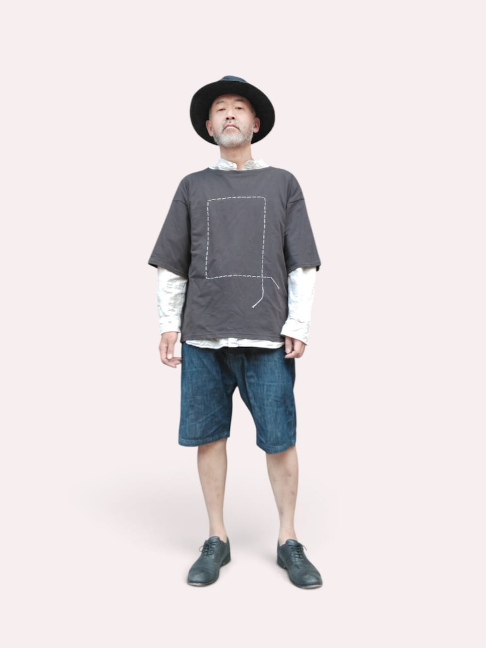 ブラック系のTシャツ/カットソー、ブルー系のデニムパンツ、ブルー系のハットを着用したメンズの夏コーディネートの2枚目の写真