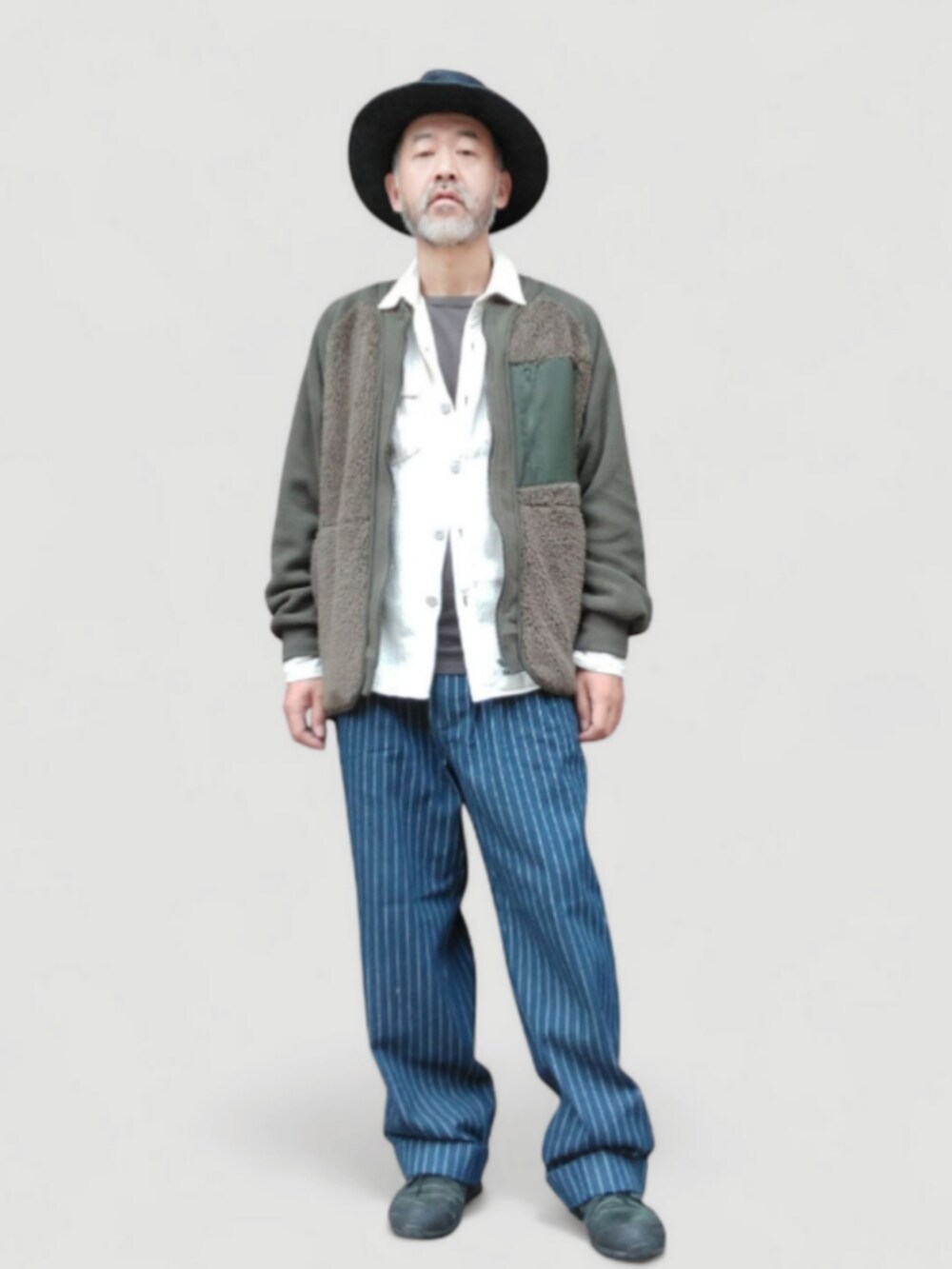 ホワイト系のシャツ/ブラウス、ブルー系のパンツ、ブラック系のスニーカーを着用したメンズの秋コーディネートの3枚目の写真