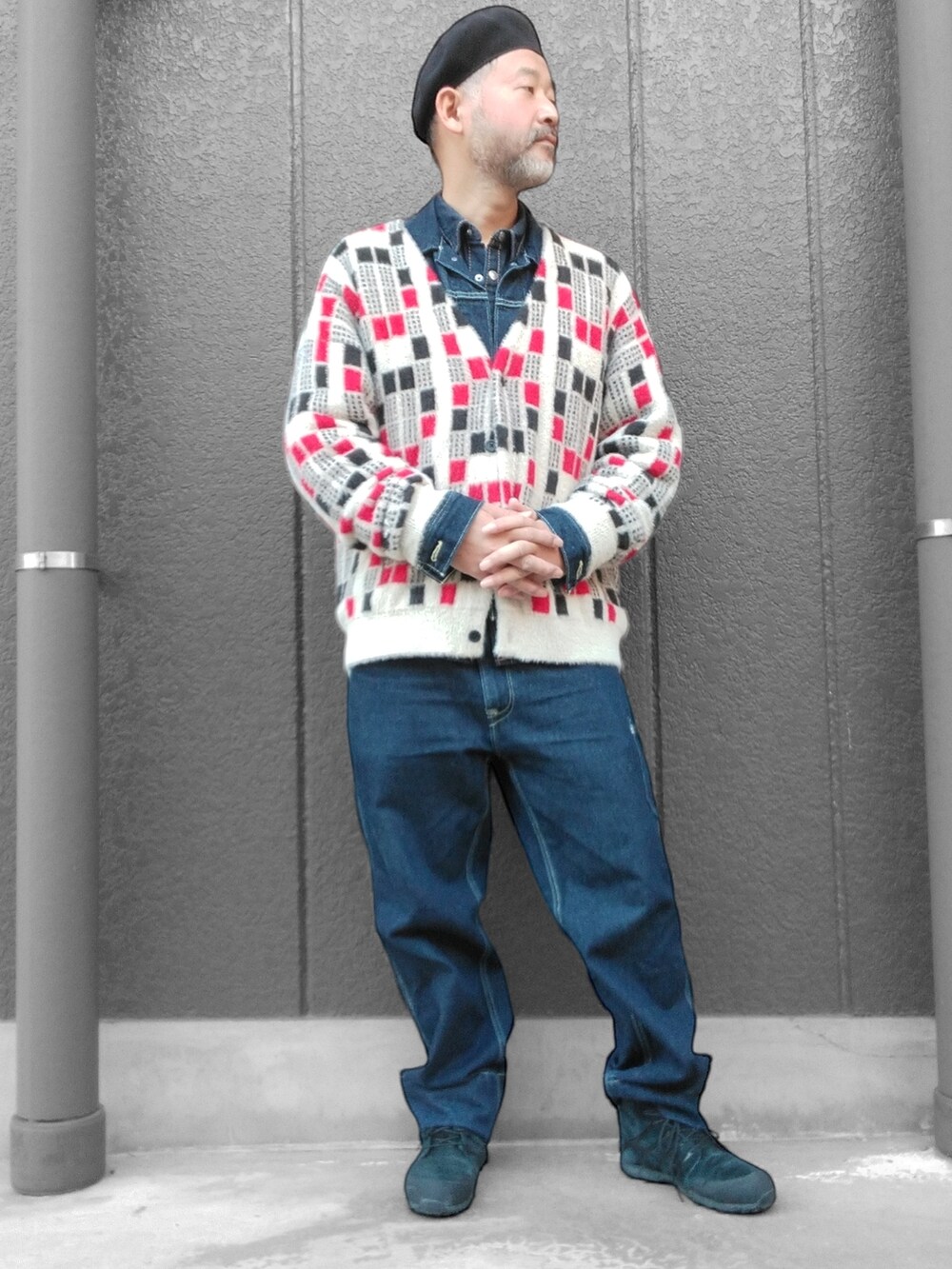 ブルー系のデニムパンツ、ブラック系のスニーカー、その他のカーディガン/ボレロを着用したメンズの冬コーディネートの3枚目の写真