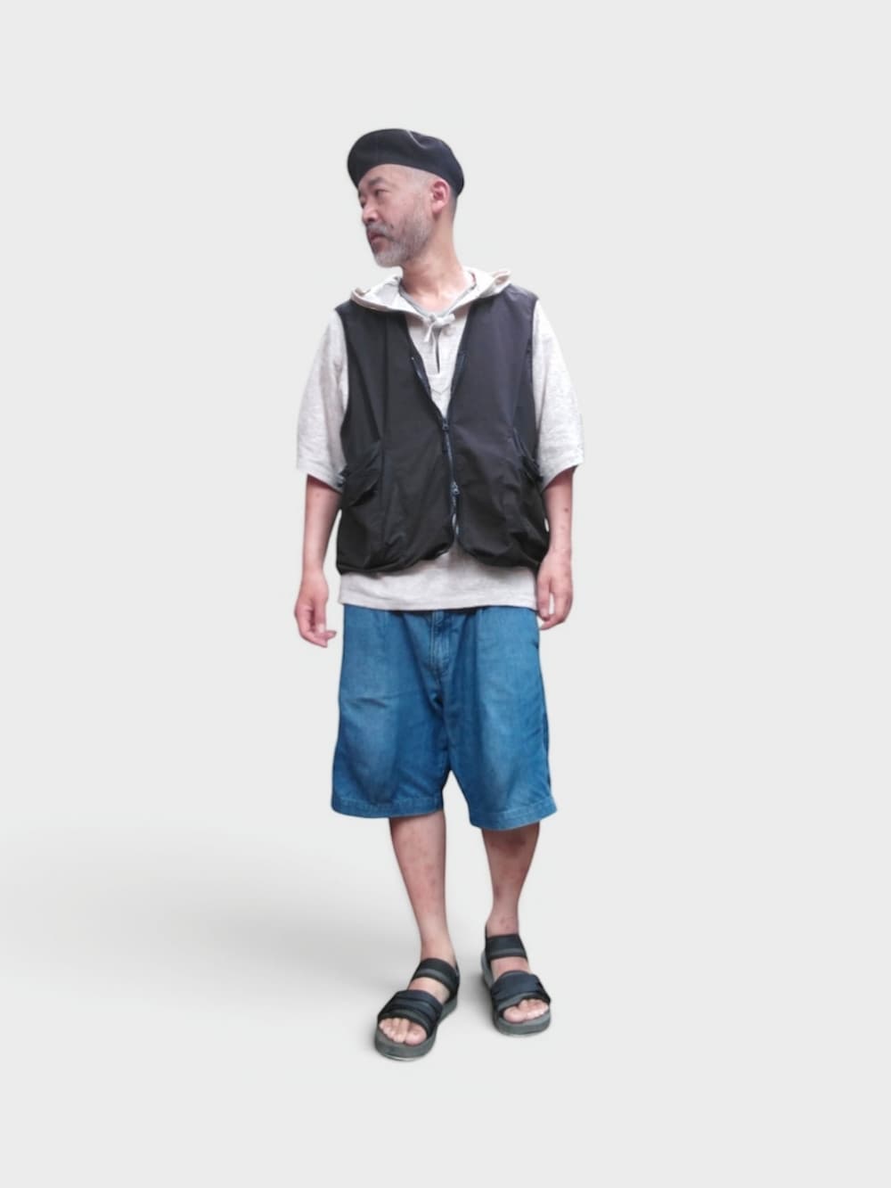 ブルー系のその他パンツ、ホワイト系のパーカー、ブラック系のサンダルを着用したメンズの夏コーディネートの2枚目の写真