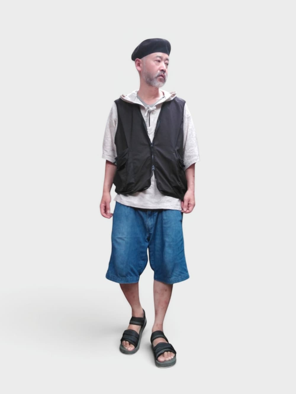 ブルー系のその他パンツ、ホワイト系のパーカー、ブラック系のサンダルを着用したメンズの夏コーディネートの3枚目の写真