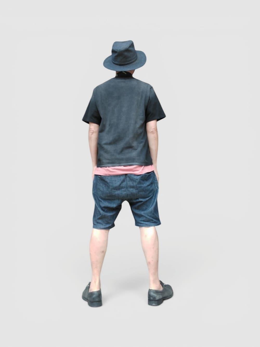ブルー系のデニムパンツ、ブラック系のTシャツ/カットソー、ブルー系のハットを着用したメンズの夏コーディネートの5枚目の写真