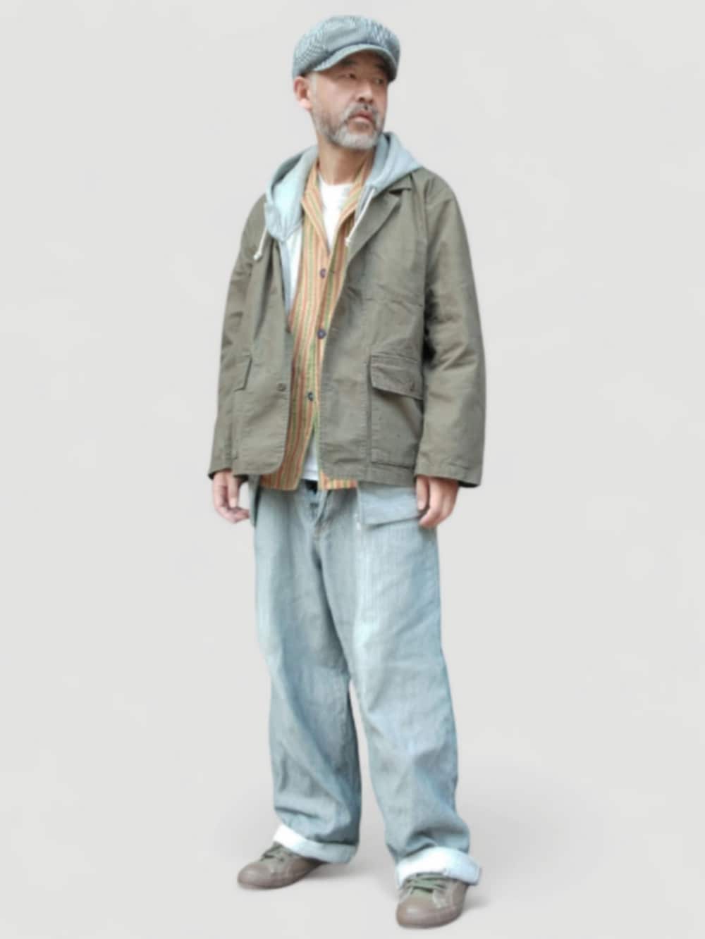 グレー系のデニムパンツ、グリーン系のスニーカー、グリーン系のジャケット/アウターを着用したメンズの秋コーディネートの2枚目の写真