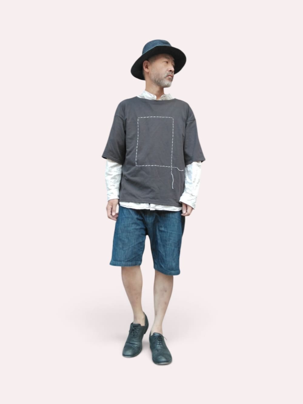 ブラック系のTシャツ/カットソー、ブルー系のデニムパンツ、ブルー系のハットを着用したメンズの夏コーディネートの3枚目の写真