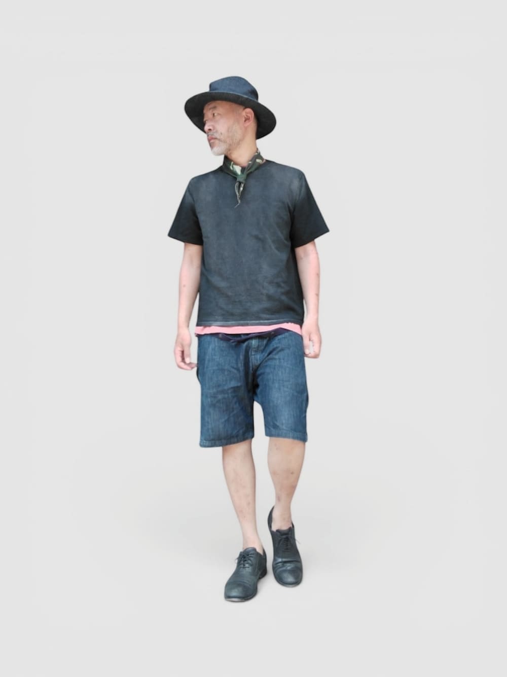 ブルー系のデニムパンツ、ブラック系のTシャツ/カットソー、ブルー系のハットを着用したメンズの夏コーディネートの2枚目の写真