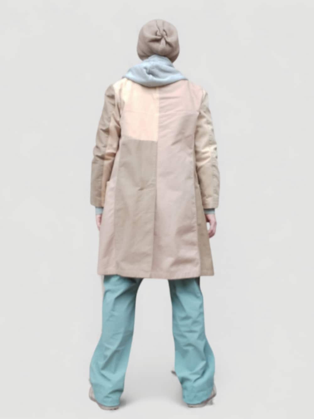 グリーン系のパンツ、ベージュ系のスニーカー、ベージュ系のステンカラーコートを着用したメンズの冬コーディネートの5枚目の写真