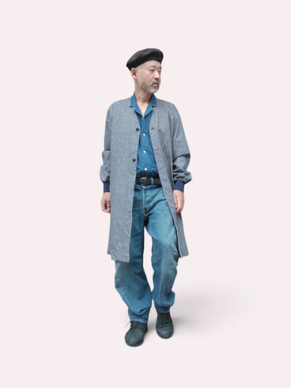 ブルー系のデニムパンツ、ブラック系のスニーカー、ブルー系のシャツ/ブラウスを着用したメンズの夏コーディネートの2枚目の写真