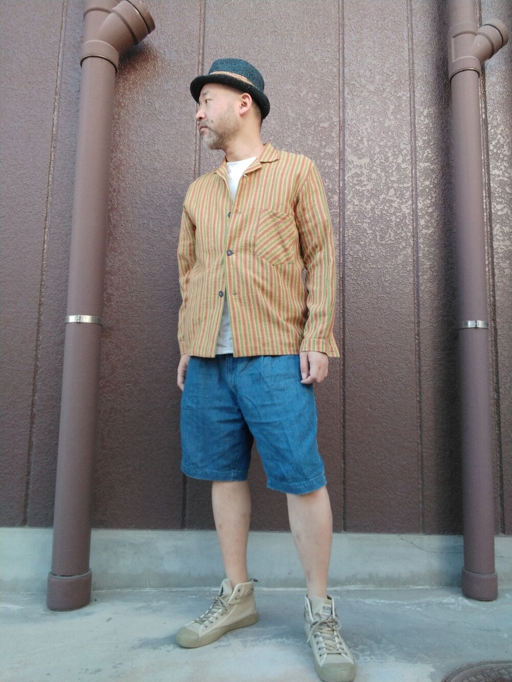 ブルー系のその他パンツ、イエロー系のシャツ/ブラウス、ベージュ系のスニーカーを着用したメンズの春コーディネートの2枚目の写真