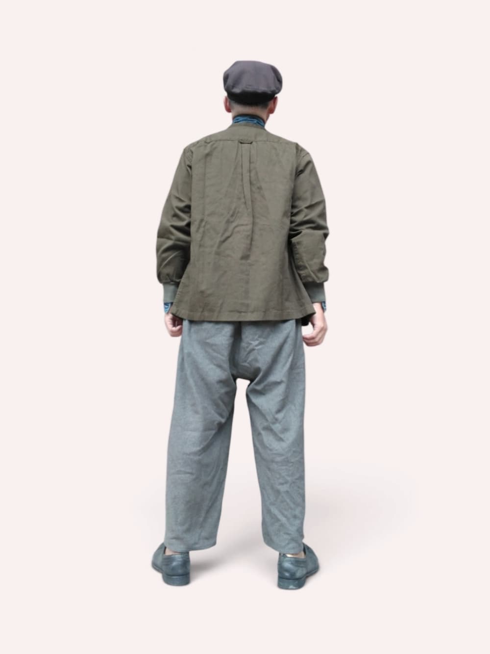グレー系のパンツ、ブルー系のデニムジャケット、グリーン系のシャツ/ブラウスを着用したメンズの夏コーディネートの5枚目の写真