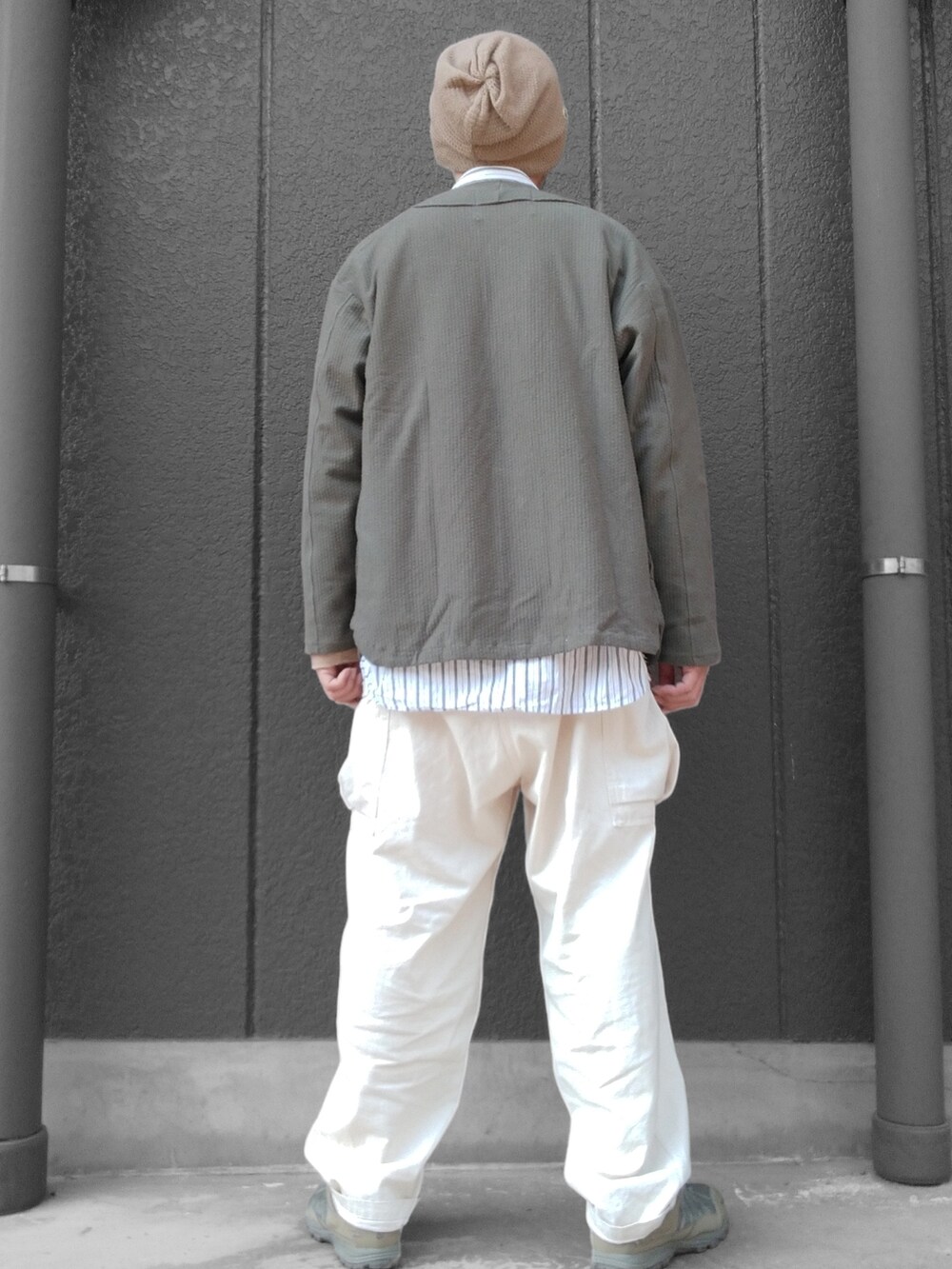 ホワイト系のカーゴパンツ、グリーン系のスニーカー、グリーン系のカーディガン/ボレロを着用したメンズの春コーディネートの5枚目の写真