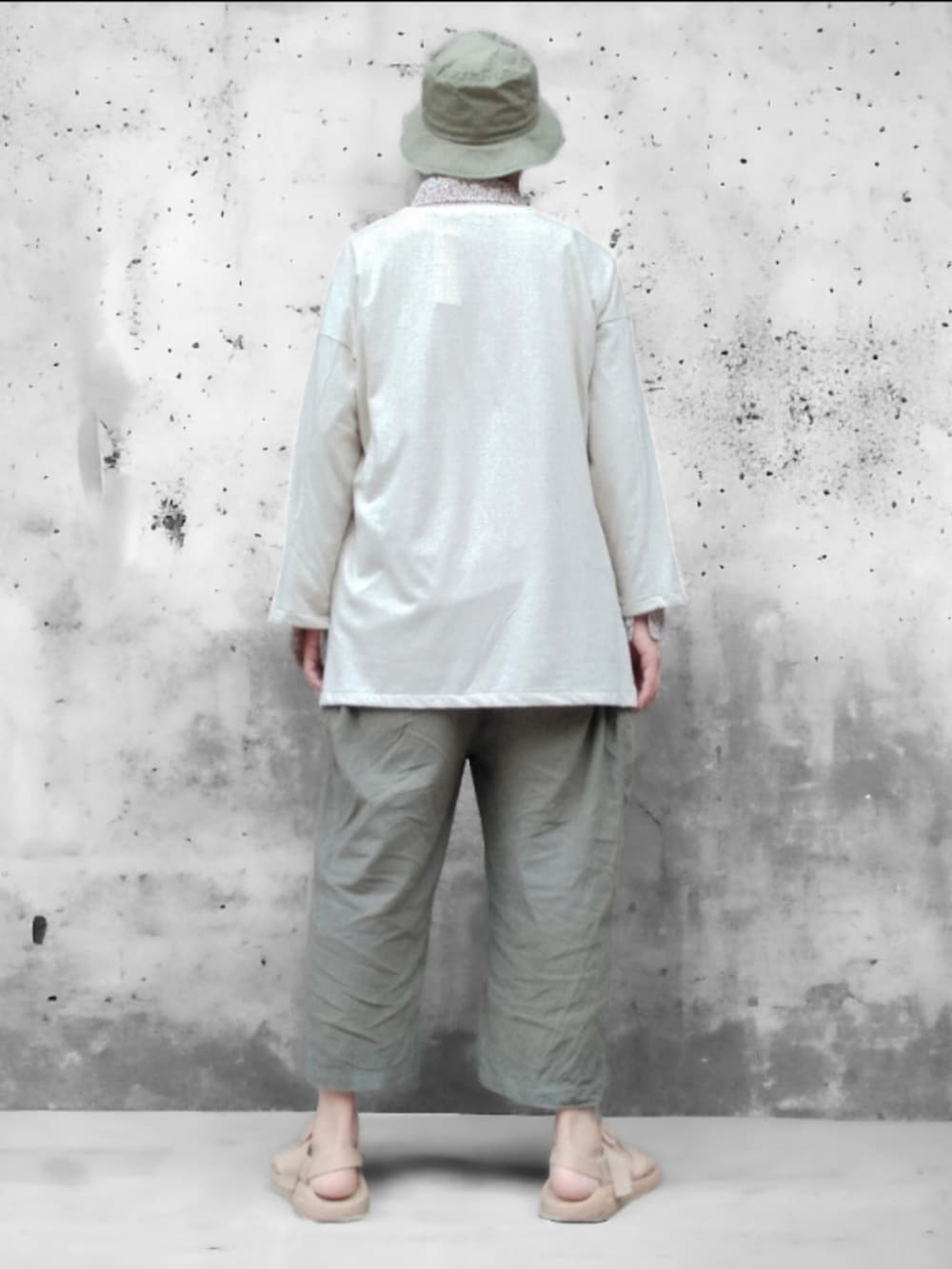 グリーン系のその他パンツ、ベージュ系のサンダル、ホワイト系のTシャツ/カットソーを着用したメンズの春コーディネートの5枚目の写真