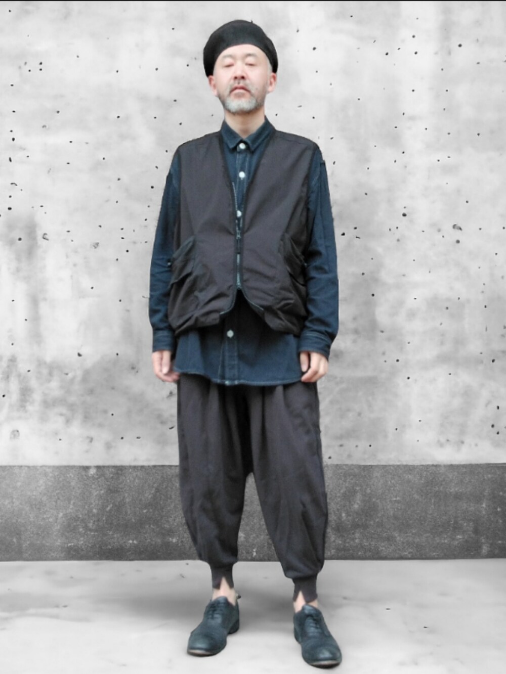 ブラック系のシャツ/ブラウス、ブラック系のベスト、ブラック系のスウェットパンツを着用したメンズの春コーディネートの2枚目の写真