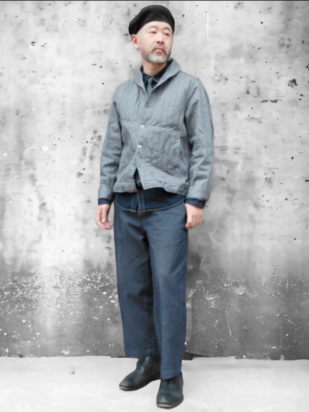 ブルー系のその他パンツ、グレー系のジャケット/アウター、ブルー系のシャツ/ブラウスを着用したメンズの冬コーディネートの4枚目の写真