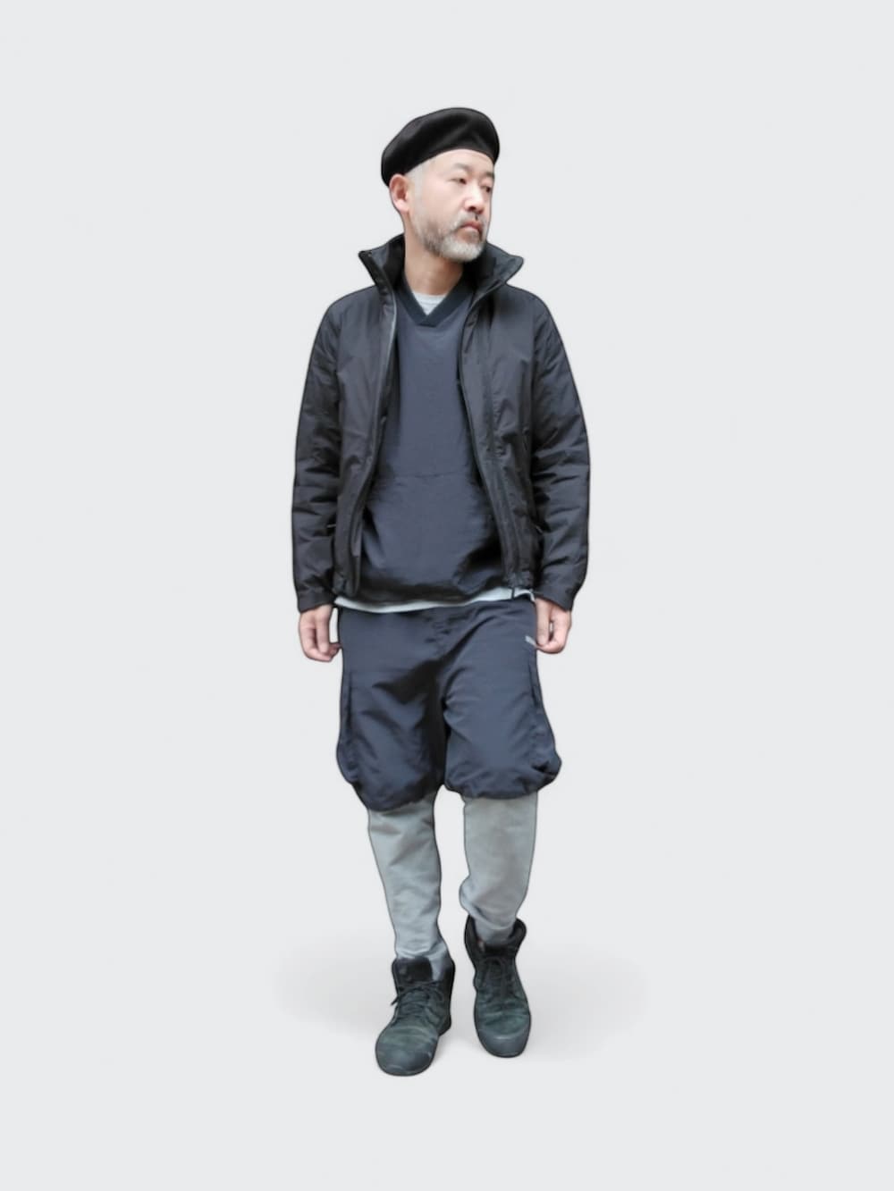 ブラック系のスニーカー、ブラック系のTシャツ/カットソー、ブラック系のダウンジャケット/コートを着用したメンズの冬コーディネートの3枚目の写真