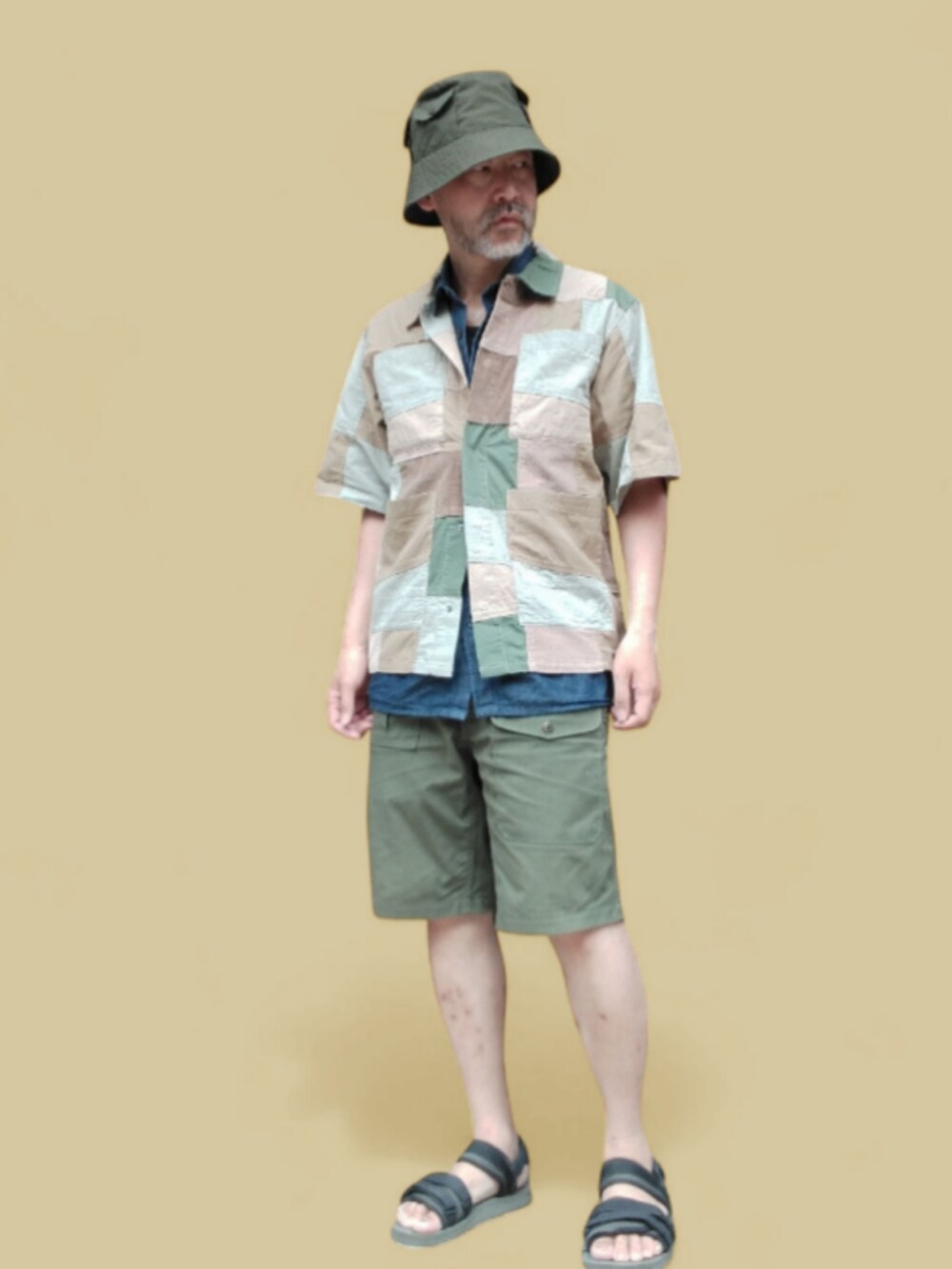 ブラック系のサンダル、グリーン系のその他パンツ、ベージュ系のシャツ/ブラウスを着用したメンズの夏コーディネートの2枚目の写真