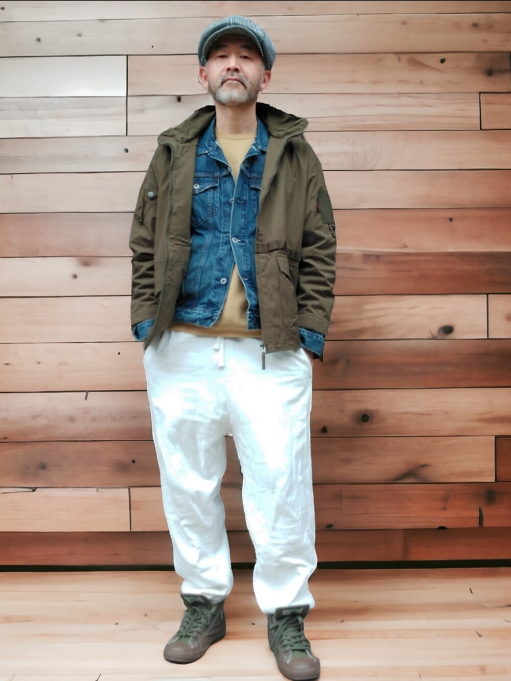 ホワイト系のスウェットパンツ、グリーン系のスニーカー、グリーン系のジャケット/アウターを着用したメンズの冬コーディネートの4枚目の写真