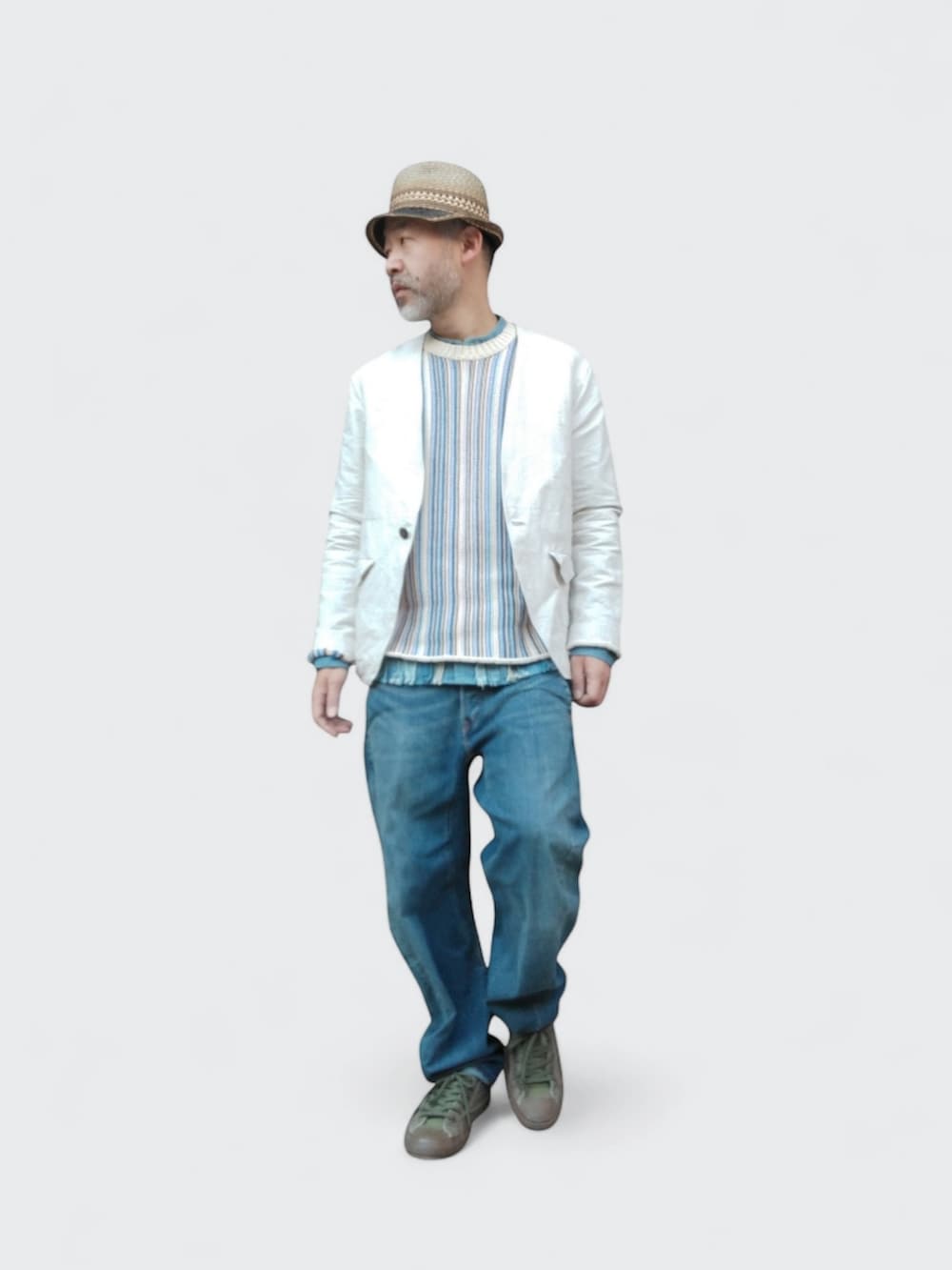 ブルー系のデニムパンツ、ホワイト系のジャケット/アウター、グリーン系のスニーカーを着用したメンズの冬コーディネートの2枚目の写真