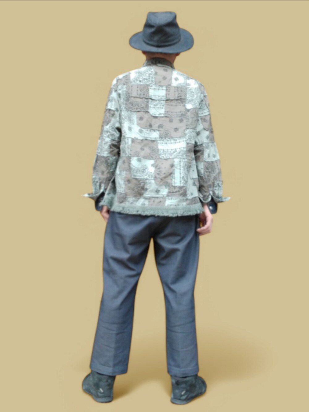 ブルー系のその他パンツ、ブラック系のスニーカー、その他のシャツ/ブラウスを着用したメンズの冬コーディネートの5枚目の写真