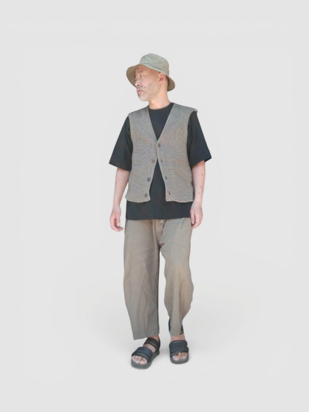 ブラック系のサンダル、グリーン系のその他パンツ、ブラック系のTシャツ/カットソーを着用したメンズの夏コーディネートの4枚目の写真