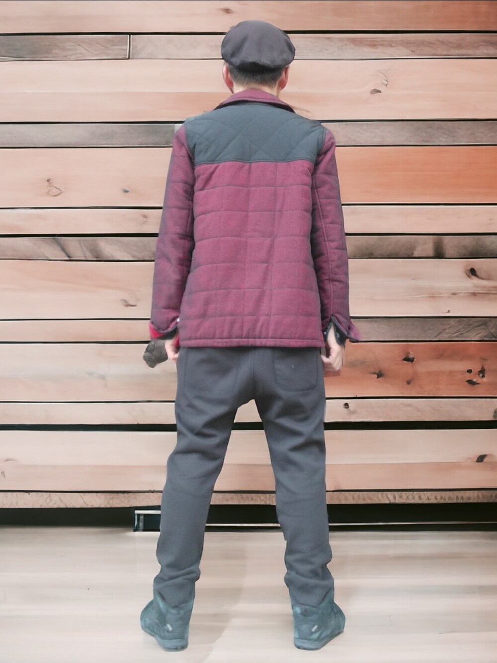 ブラック系のスウェットパンツ、レッド系のシャツ/ブラウス、ブルー系のシャツ/ブラウスを着用したメンズの冬コーディネートの5枚目の写真