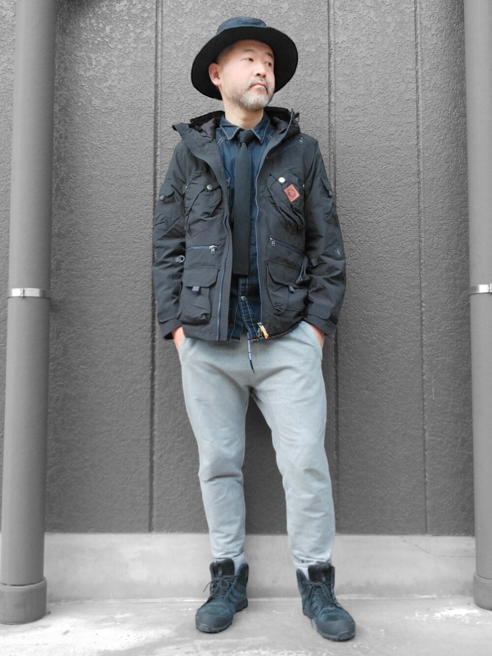 グレー系のその他パンツ、ブルー系のシャツ/ブラウス、ブラック系のネクタイを着用したメンズの春コーディネートの2枚目の写真