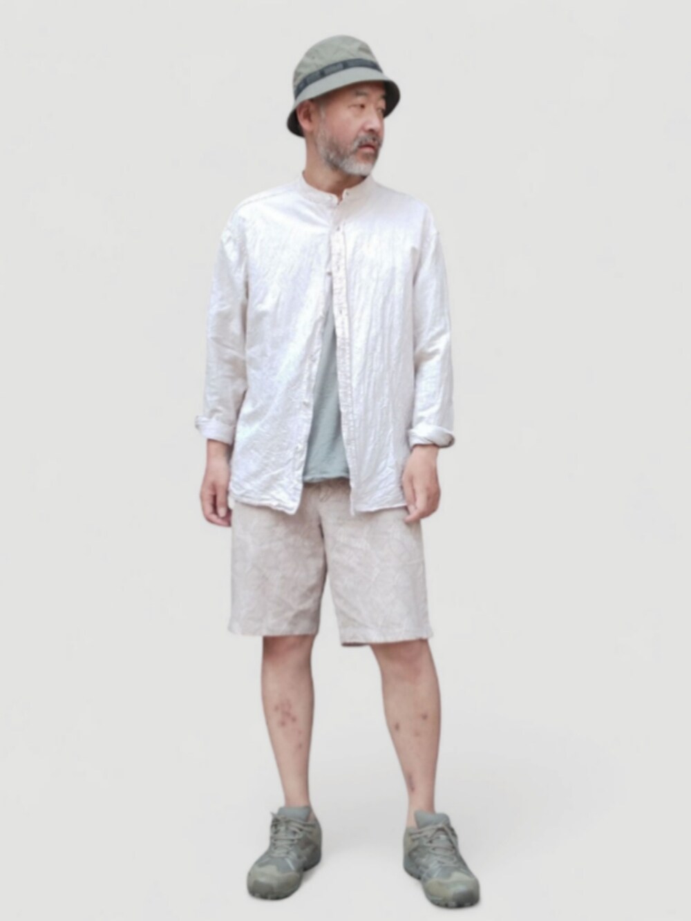 グリーン系のスニーカー、ホワイト系のシャツ/ブラウス、ベージュ系のその他パンツを着用したメンズの夏コーディネートの3枚目の写真