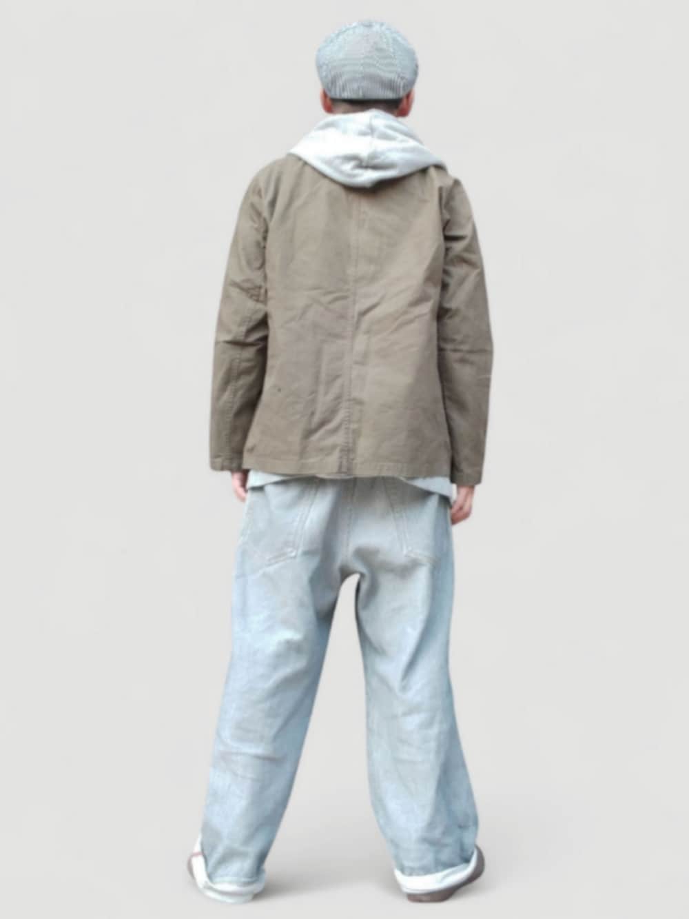 グレー系のデニムパンツ、グリーン系のスニーカー、グリーン系のジャケット/アウターを着用したメンズの秋コーディネートの5枚目の写真